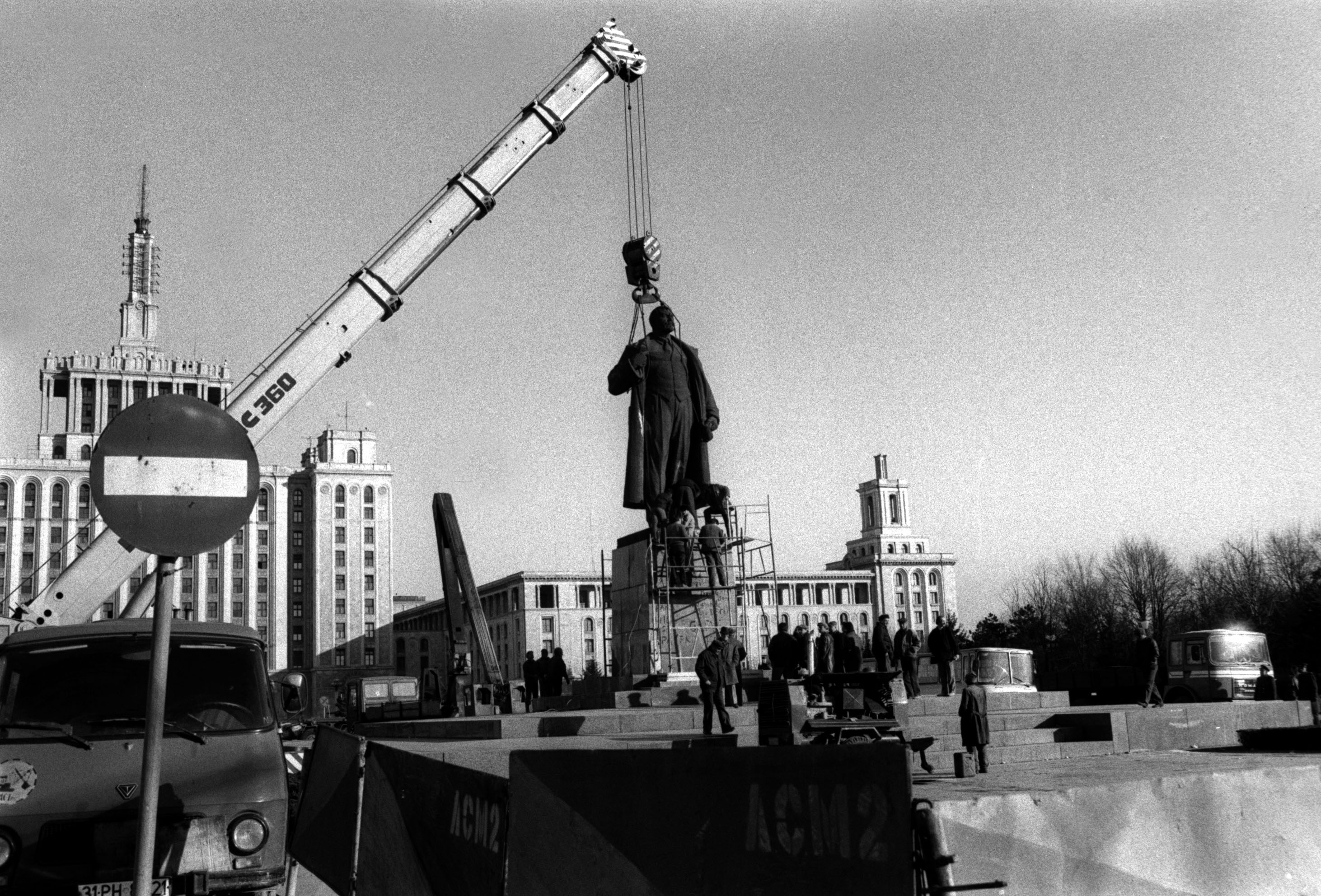 Statuia lui Lenin din București este demolată