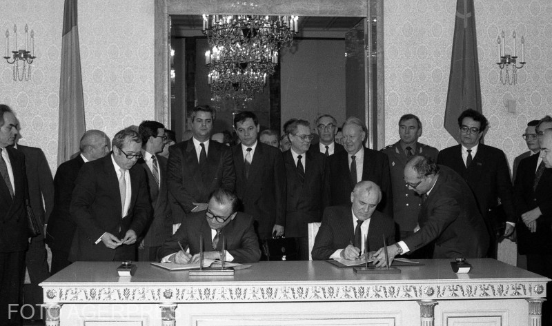 Semnarea Tratatul româno-sovietic de prietenie și bună vecinătate